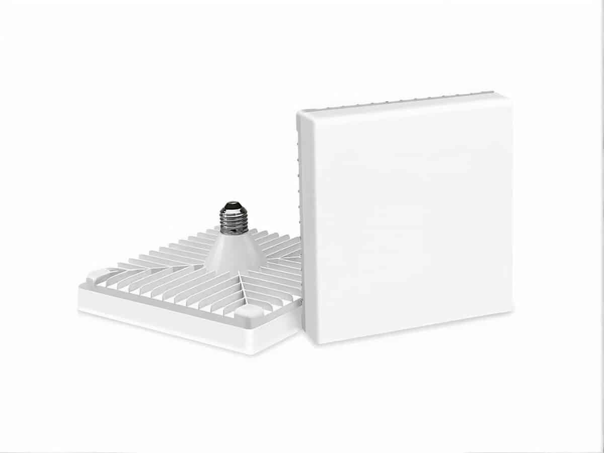 Ampoule LED E27 carrée Ampoule LED E27 carrée sur fond blanc