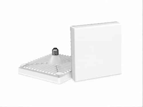 Ampoule LED E27 carrée sur fond blanc