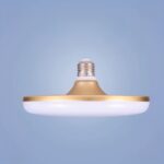 Ampoule LED E27 plate et dorée sur fond bleu