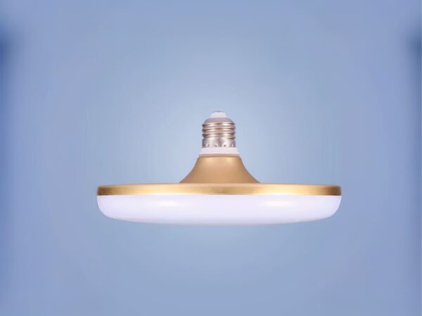 Ampoule LED E27 plate et dorée sur fond bleu