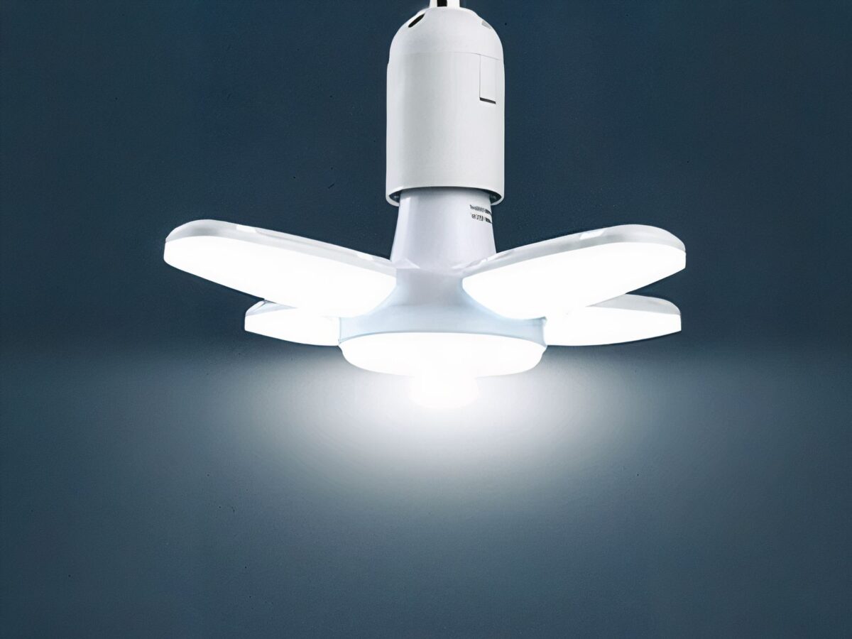 Ampoule LED E27 pliable style ventilateur Ampoule LED E27 pliable style ventilateur sur fond bleu