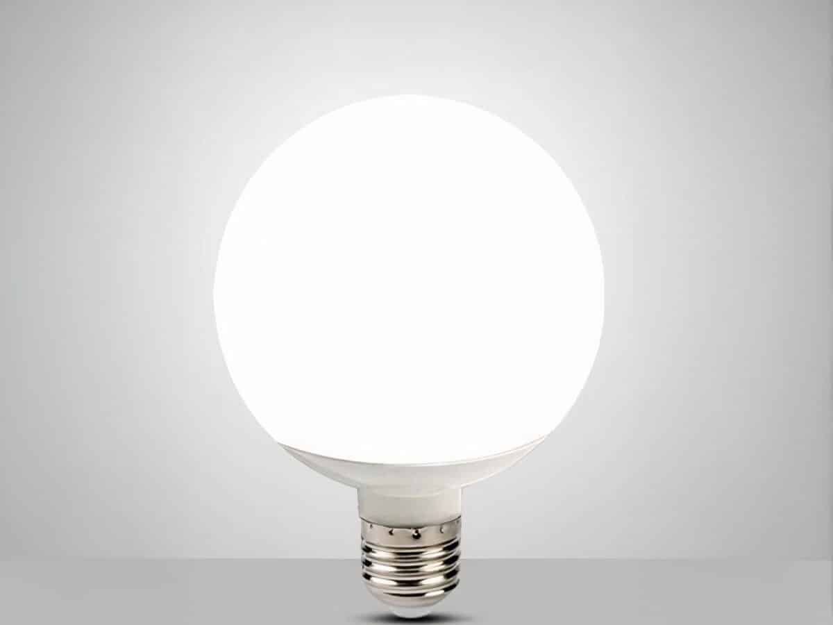 Ampoule LED E27 ronde Ampoule LED E27 ronde sur fond gris