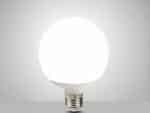 Ampoule LED E27 ronde sur fond gris