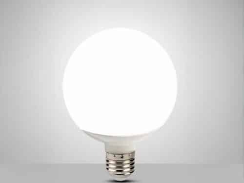 Ampoule LED E27 ronde sur fond gris