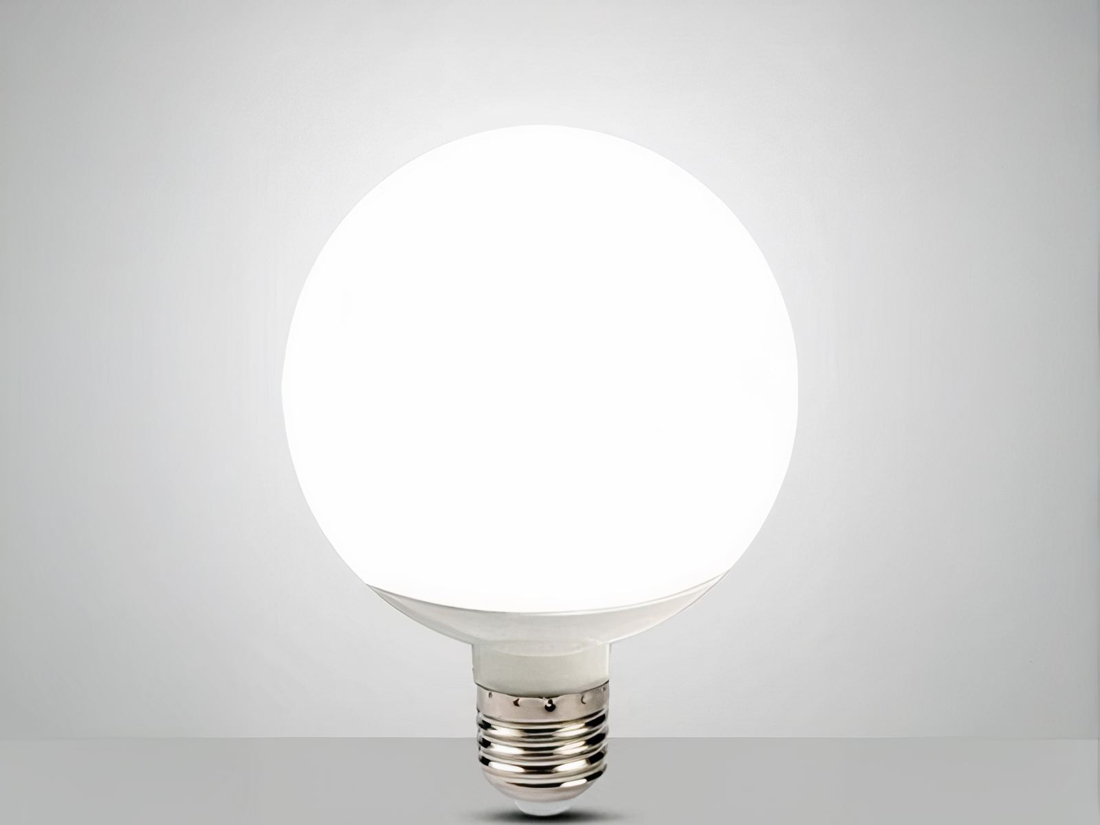 Ampoule LED E27 ronde sur fond gris