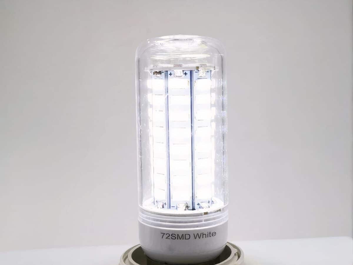 Ampoule LED E27 style maïs Ampoule LED E27 style maïs sur fond gris
