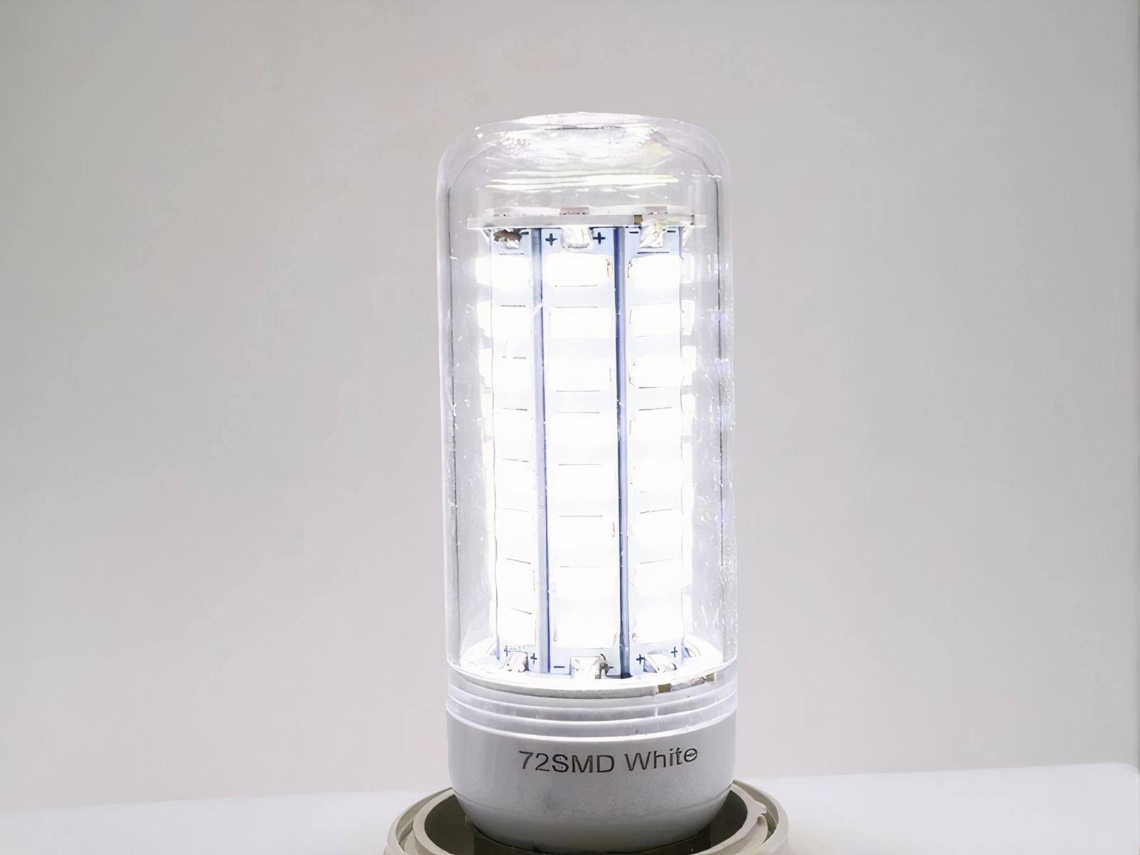 Ampoule LED E27 style maïs sur fond gris