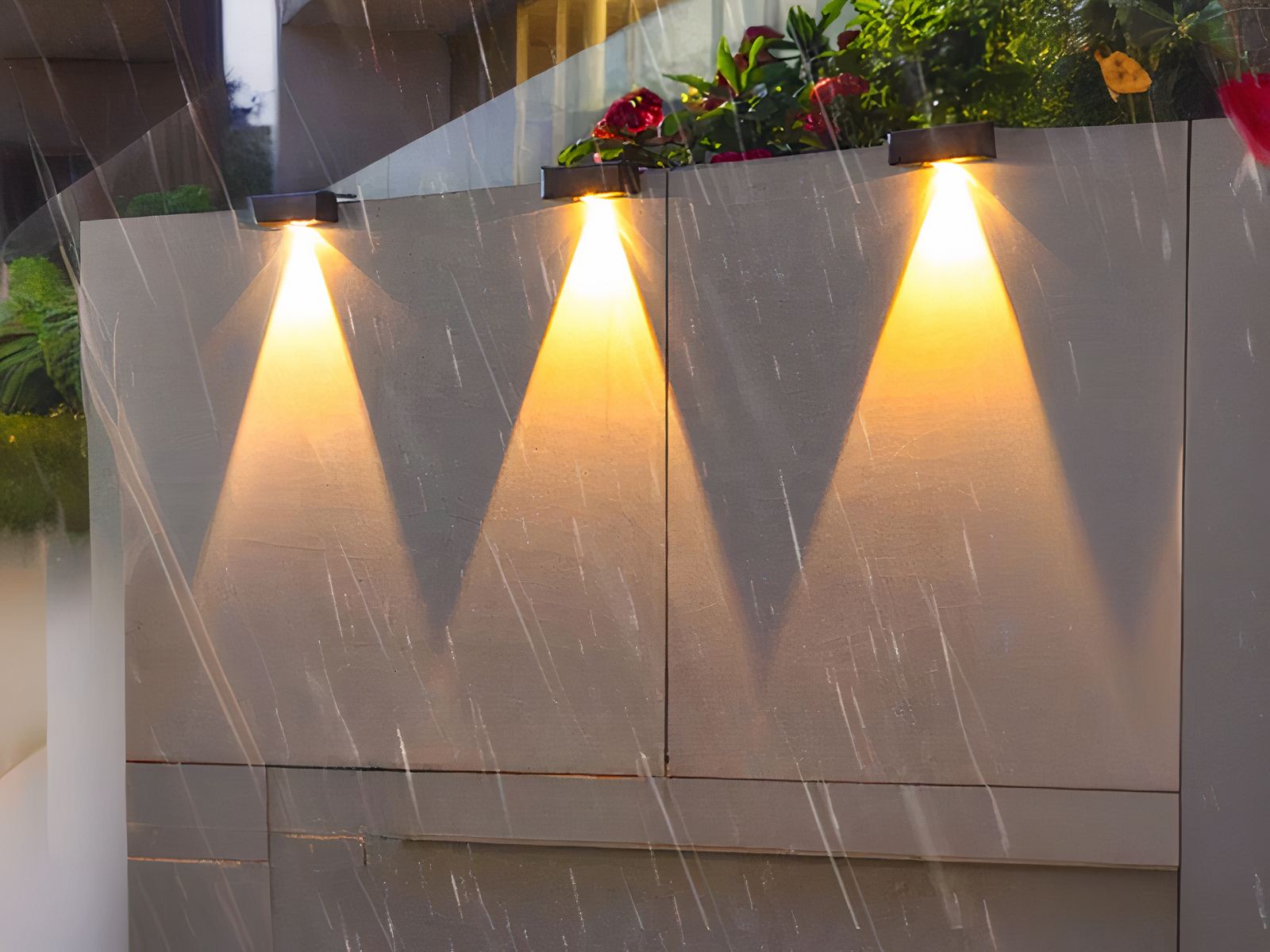 Applique LED solaire étanche et design noir Applique LED solaire étanche et design noir, au nombre de 3 avec lumière jaune sur un mur.