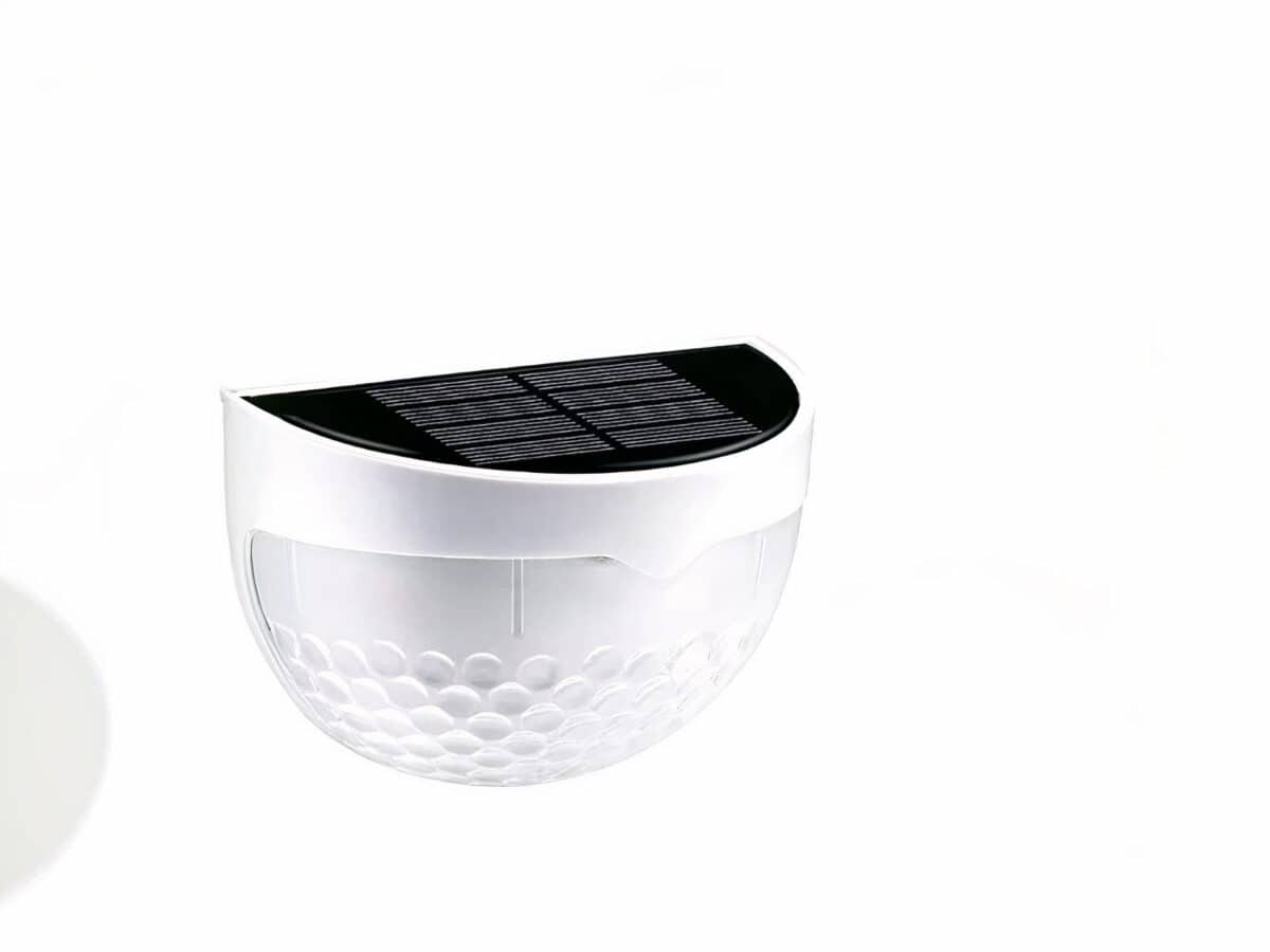 Applique LED solaire murale blanche design et élégante, sur un fond blanc.