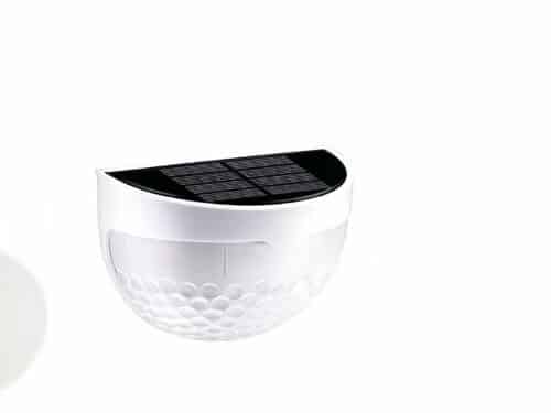 Applique LED solaire murale blanche design et élégante, sur un fond blanc.