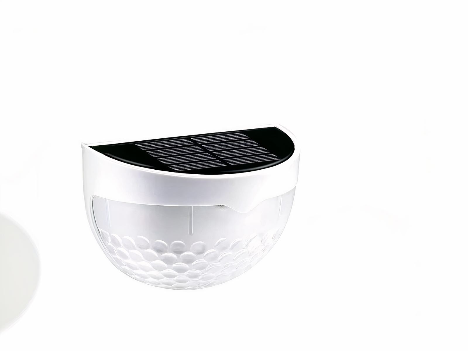 Applique LED solaire murale blanche design et élégante, sur un fond blanc.