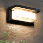 Applique murale extérieur LED à détecteur de mouvements Applique murale exterieur LED à détecteur de mouvements installée sur un mur avec une plante verte devant