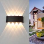 Applique murale extérieur LED à deux côtés Applique murale exterieur LED à deux côtés installée sur un mur avec une maison en fond