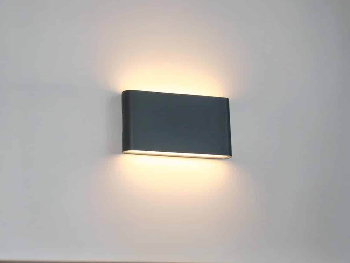 Applique murale exterieur LED décorative et rectangulaire Applique murale exterieur LED décorative et rectangulaire installée sur un mur gris