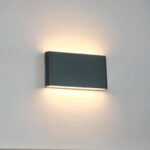 Applique murale extérieur LED décorative et rectangulaire Applique murale exterieur LED décorative et rectangulaire installée sur un mur gris