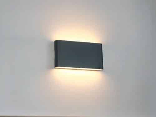 Applique murale exterieur LED décorative et rectangulaire installée sur un mur gris