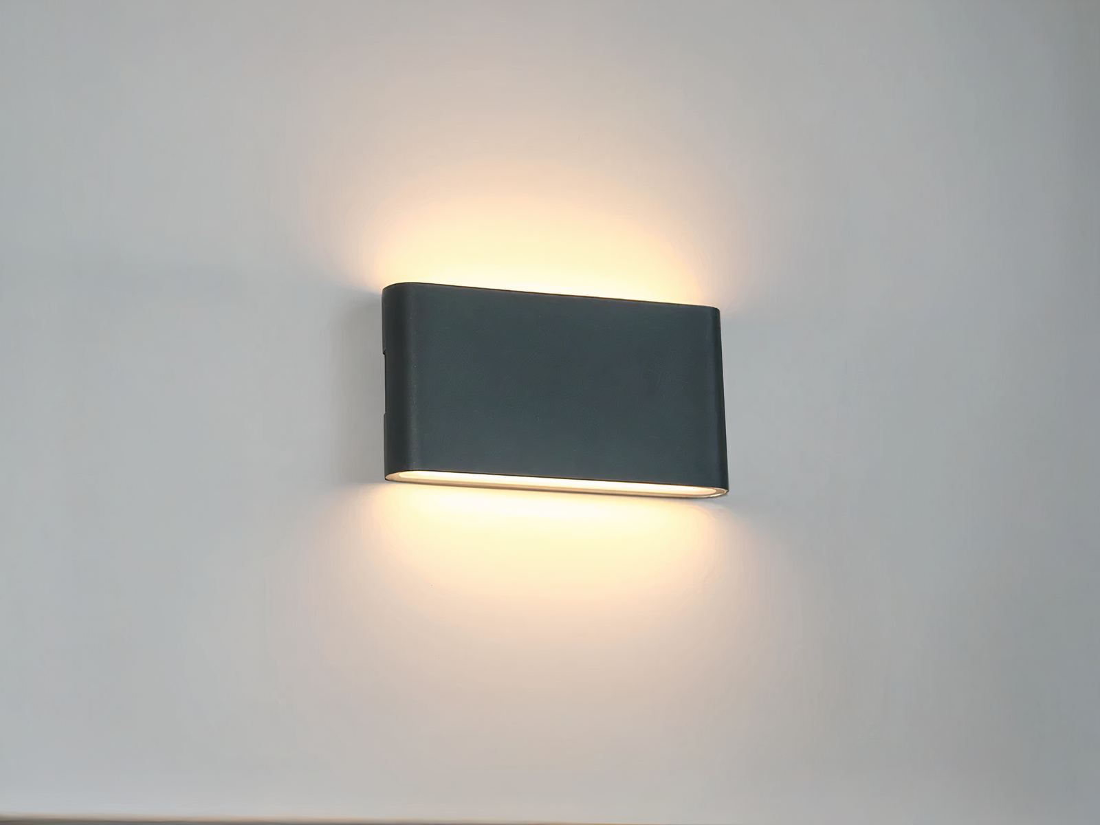 Applique murale exterieur LED décorative et rectangulaire installée sur un mur gris