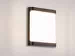 Applique murale exterieur LED tendance et carrée installée sur un mur gris