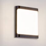 Applique murale exterieur LED tendance et carrée Applique murale exterieur LED tendance et carrée installée sur un mur gris