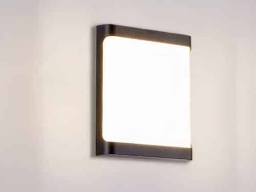 Applique murale exterieur LED tendance et carrée installée sur un mur gris