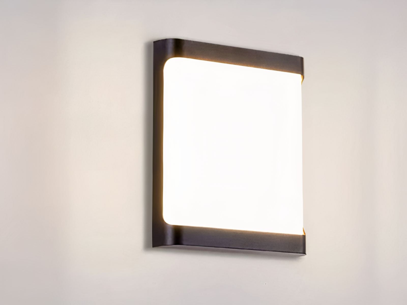 Applique murale exterieur LED tendance et carrée installée sur un mur gris