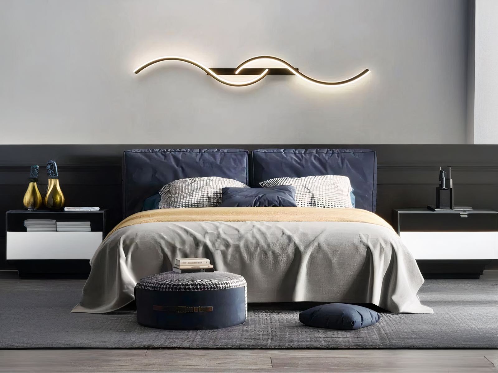 Applique murale LED noire moderne au design double S Chambre avec grand lit, une belle tête de lit bleu foncé en velours. Au-dessus, une applique murale LED noire moderne double S à l'horizontale.