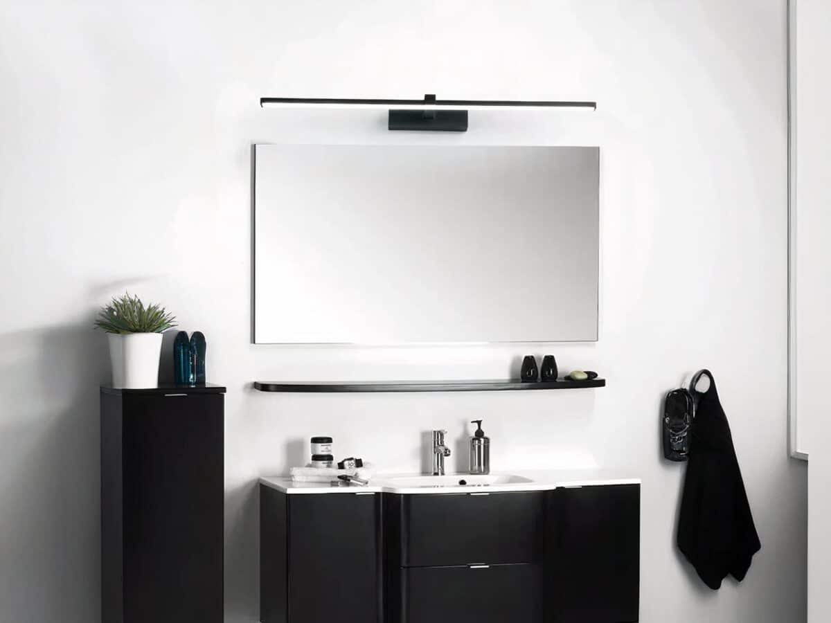 Applique murale LED noire pour miroir Salle de bain moderne noire et blanche, avec une meuble et lavabo au-dessus duquel est installé un miroir et une applique murale LED noire.