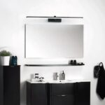 Applique murale LED noire pour miroir Salle de bain moderne noire et blanche, avec une meuble et lavabo au-dessus duquel est installé un miroir et une applique murale LED noire.