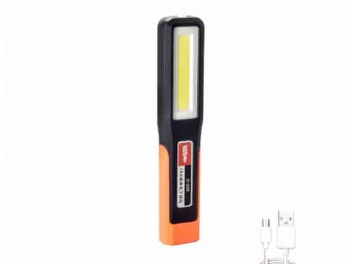Baladeuse LED légère et rechargeable sur fond blanc