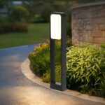 Borne extérieure LED haute puissance et étanche en aluminium Borne extérieure LED haute puissance et étanche en aluminium, de couleur noire, sur une allée.