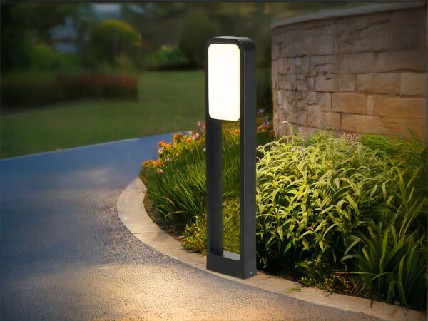 Borne extérieure LED haute puissance et étanche en aluminium, de couleur noire, sur une allée.