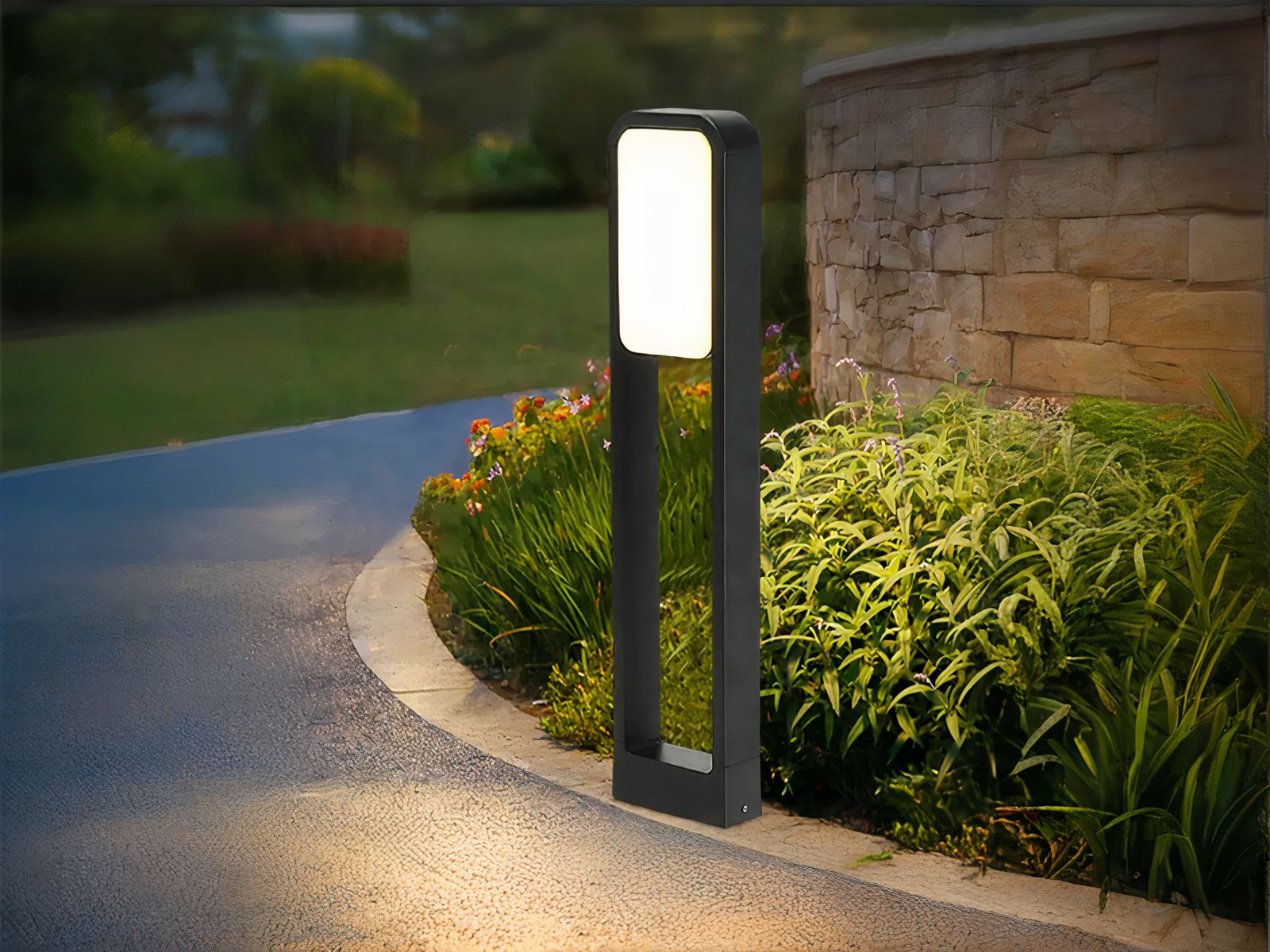 Borne extérieure LED haute puissance et étanche en aluminium Borne extérieure LED haute puissance et étanche en aluminium, de couleur noire, sur une allée.