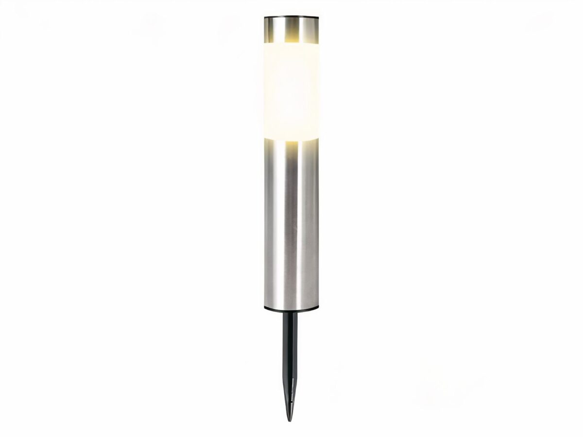 Borne extérieure LED solaire en acier inxoydable argenté Borne extérieure LED solaire en acier inxoydable argenté, sur un fond blanc.