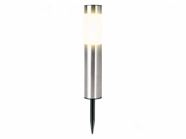 Borne extérieure LED solaire en acier inxoydable argenté, sur un fond blanc.