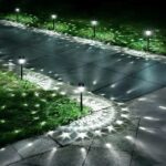 Borne extérieure LED solaire et étanche Borne extérieure LED solaire et étanche, de couleur noire, dans un jardin.