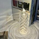 Bougie LED effet cristal Bougie LED effet cristal allumée et posée à côté d'un livre.