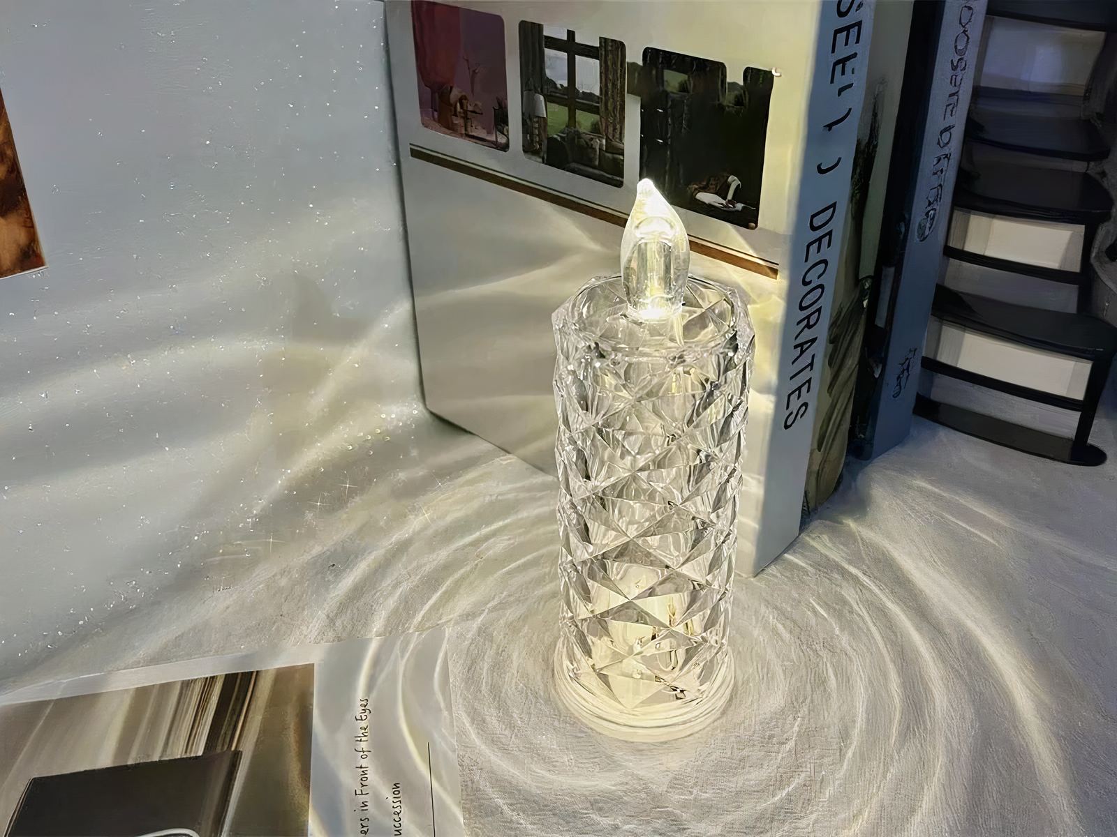 Bougie LED effet cristal Bougie LED effet cristal allumée et posée à côté d'un livre.