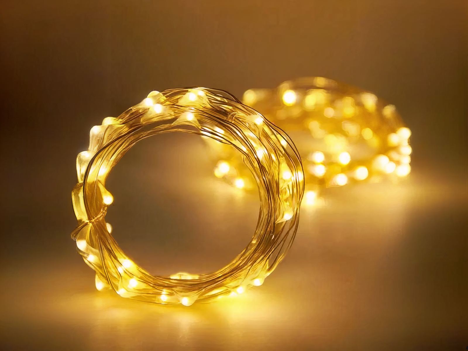 Guirlande LED à pile, flexible et modulable avec 20 petites ampoules, enroulée.