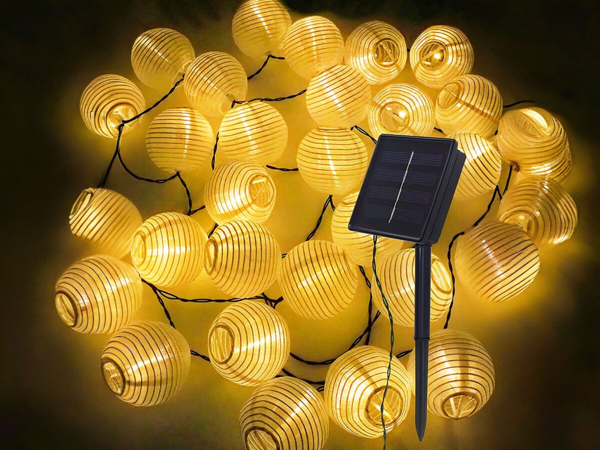 Guirlande led exterieur étanche avec panneau solaire Guirlande led exterieur étanche avec panneau solaire sur fond noir