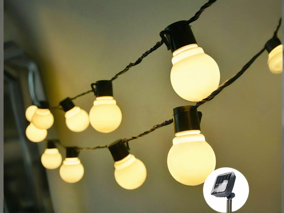 Guirlande led exterieur raffinée avec panneau solaire Guirlande led exterieur raffinée avec panneau solaire suspendue devant un mur