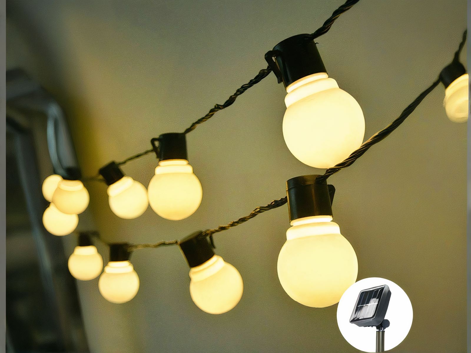 Guirlande led exterieur raffinée avec panneau solaire suspendue devant un mur