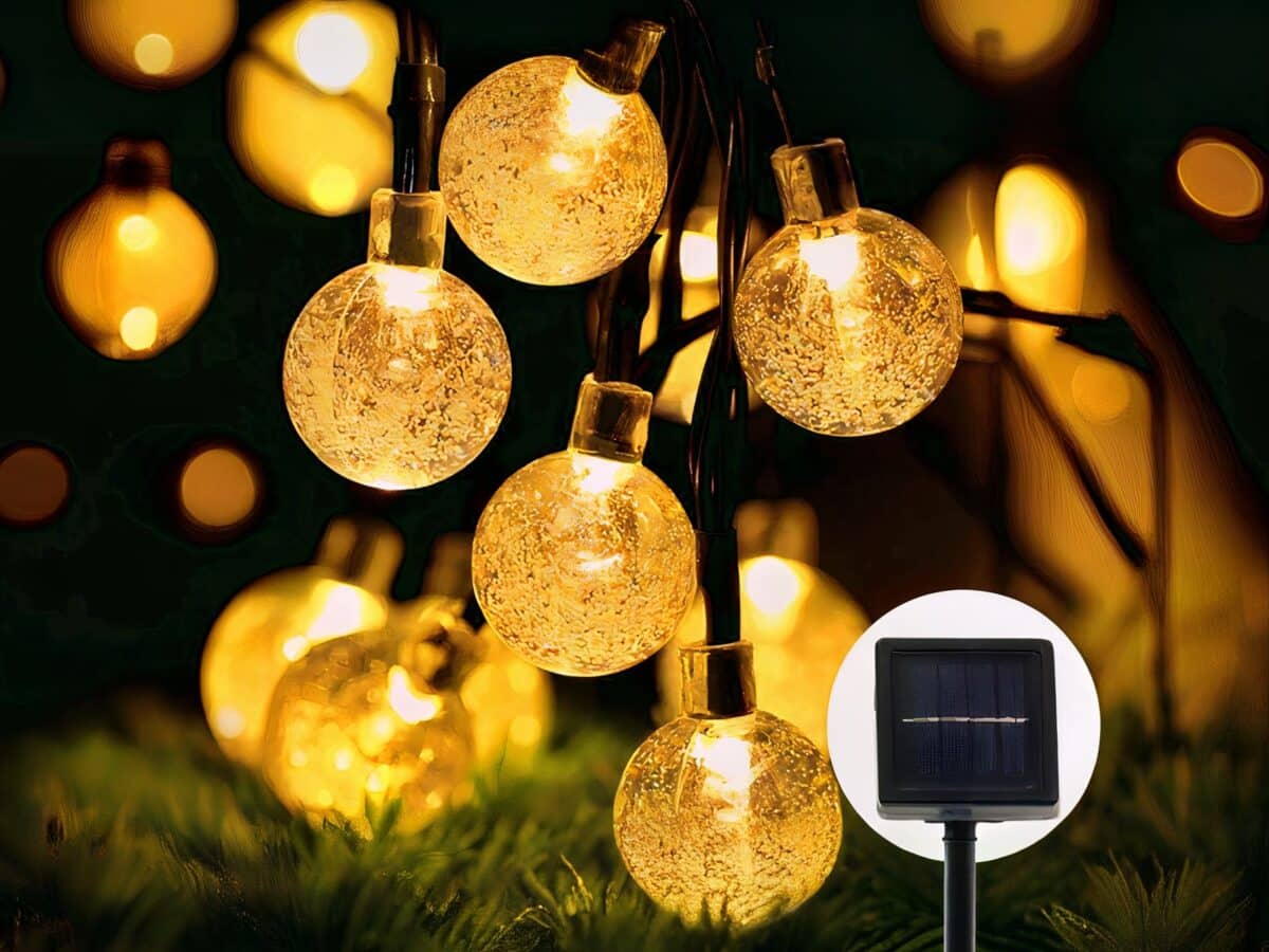 Guirlande led exterieur solaire style bulle lumineuse Guirlande led exterieur solaire style bulle lumineuse suspendue au-dessus d'un gazon
