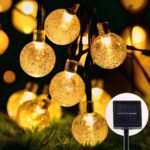 Guirlande led exterieur solaire style bulle lumineuse Guirlande led exterieur solaire style bulle lumineuse suspendue au-dessus d'un gazon