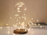 Guirlande mini LED design en forme d'étoiles, positionné autour d'un bocal en verre de décoration.