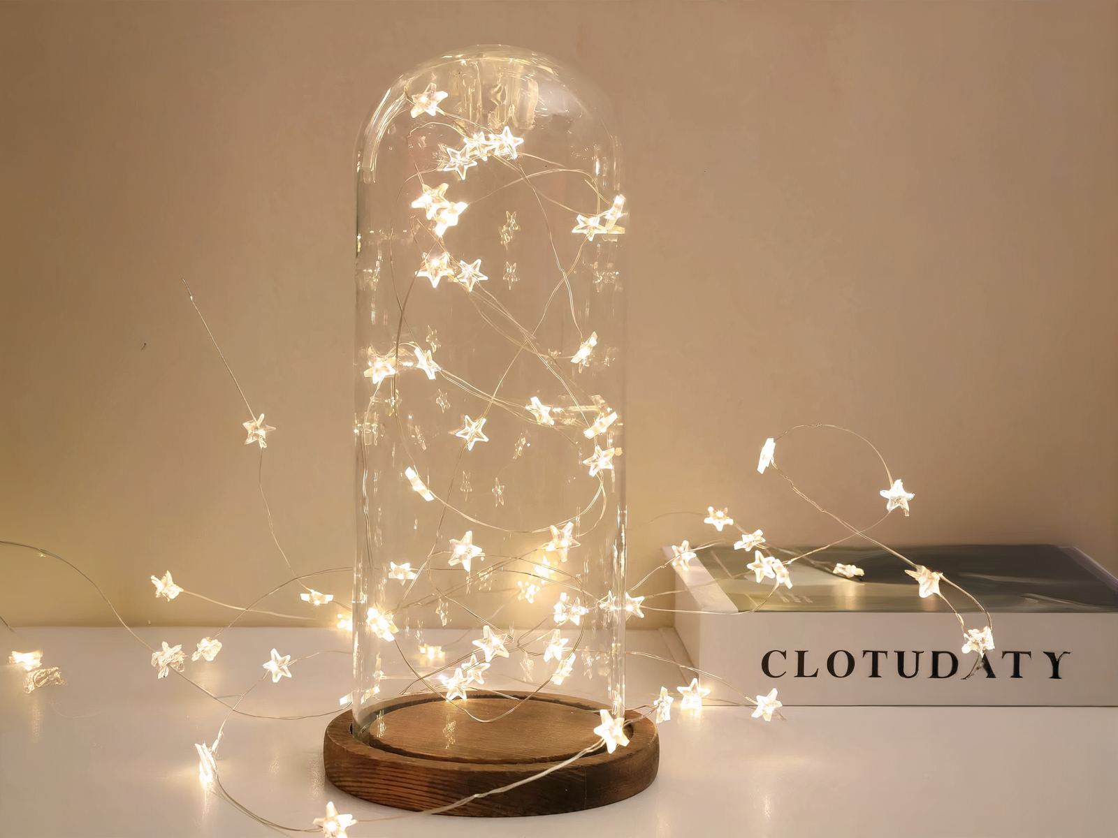 Guirlande mini LED design en forme d'étoiles, positionné autour d'un bocal en verre de décoration.