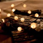 Guirlande mini LED design en forme de boules Guirlande mini LED design en forme de boules, sur un fond marron, avec lumière jaune.