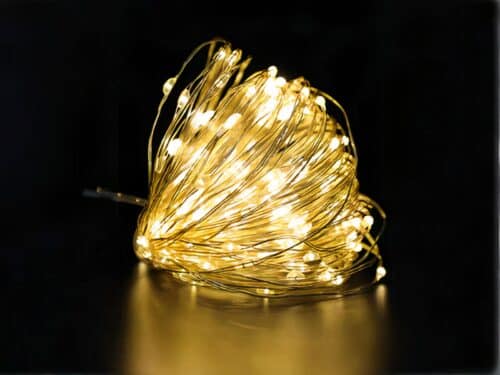 Guirlande mini LED élégante et lumineuse blanche, sur un fond noir.