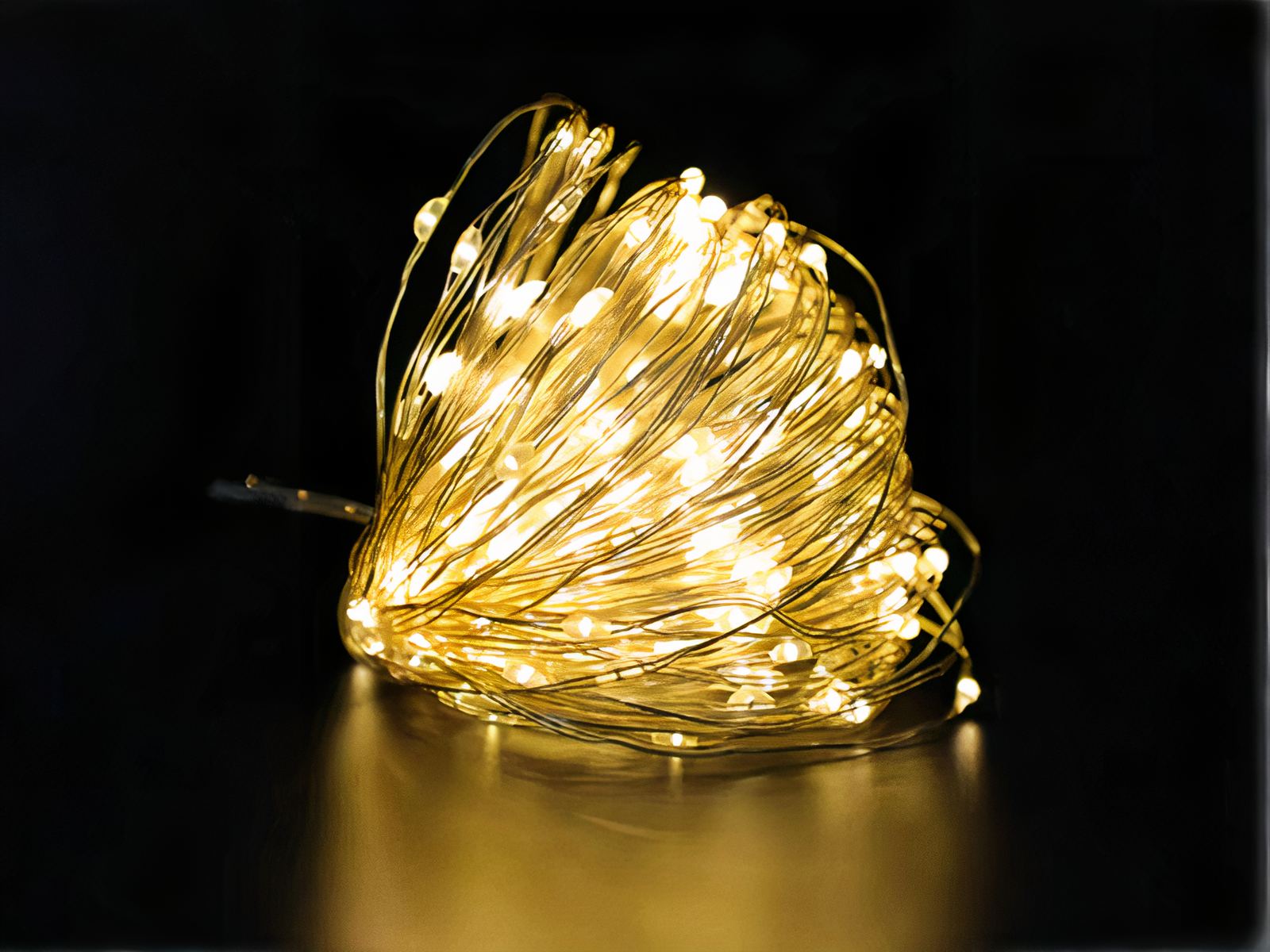 Guirlande mini LED élégante et lumineuse blanche, sur un fond noir.