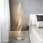Lampadaire LED en spirale au design moderne Lampadaire LED blanc, en spirale au design moderne, installé à côté d'un lit.