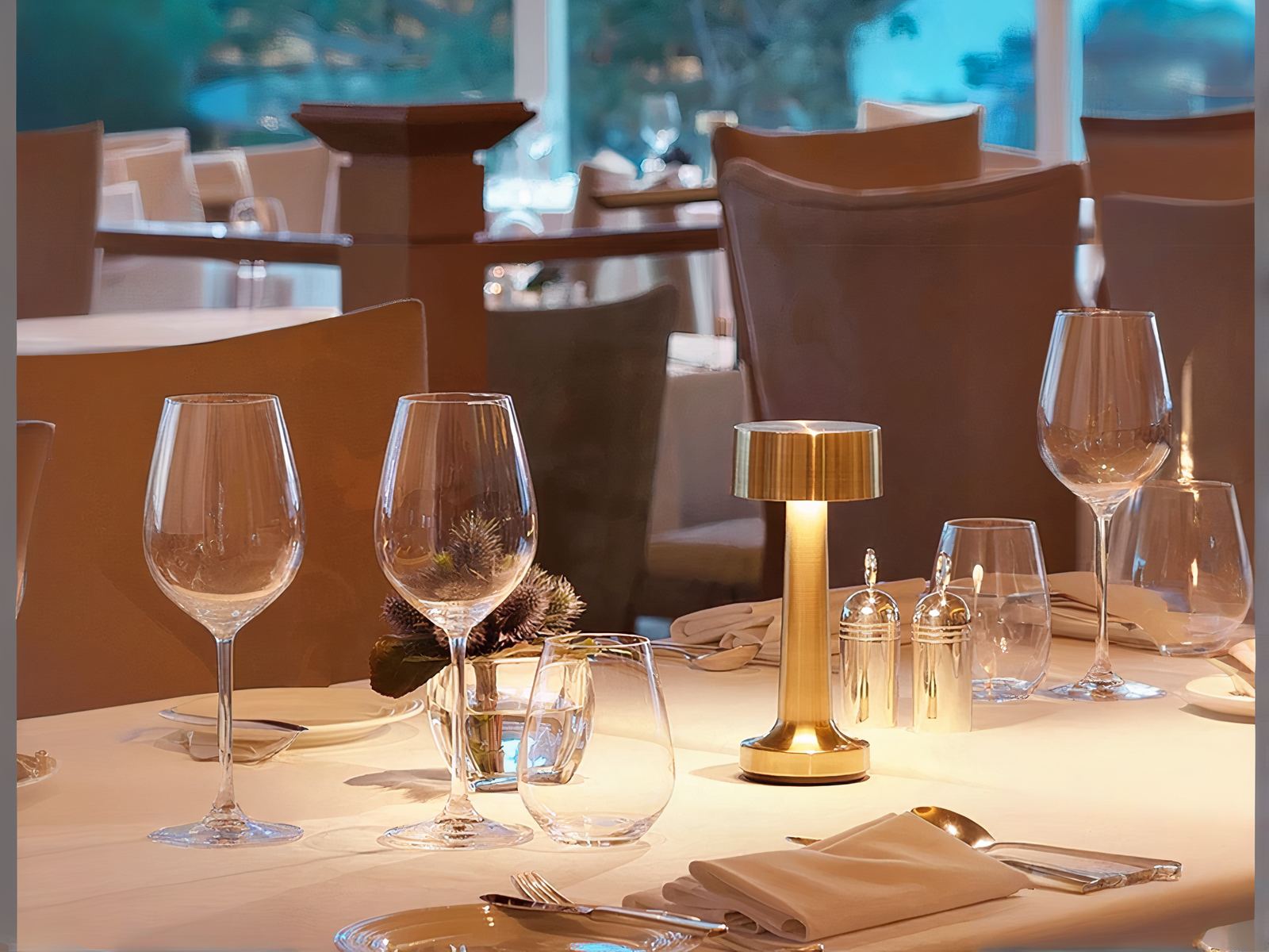 Lampe à poser LED dorée élégante et design